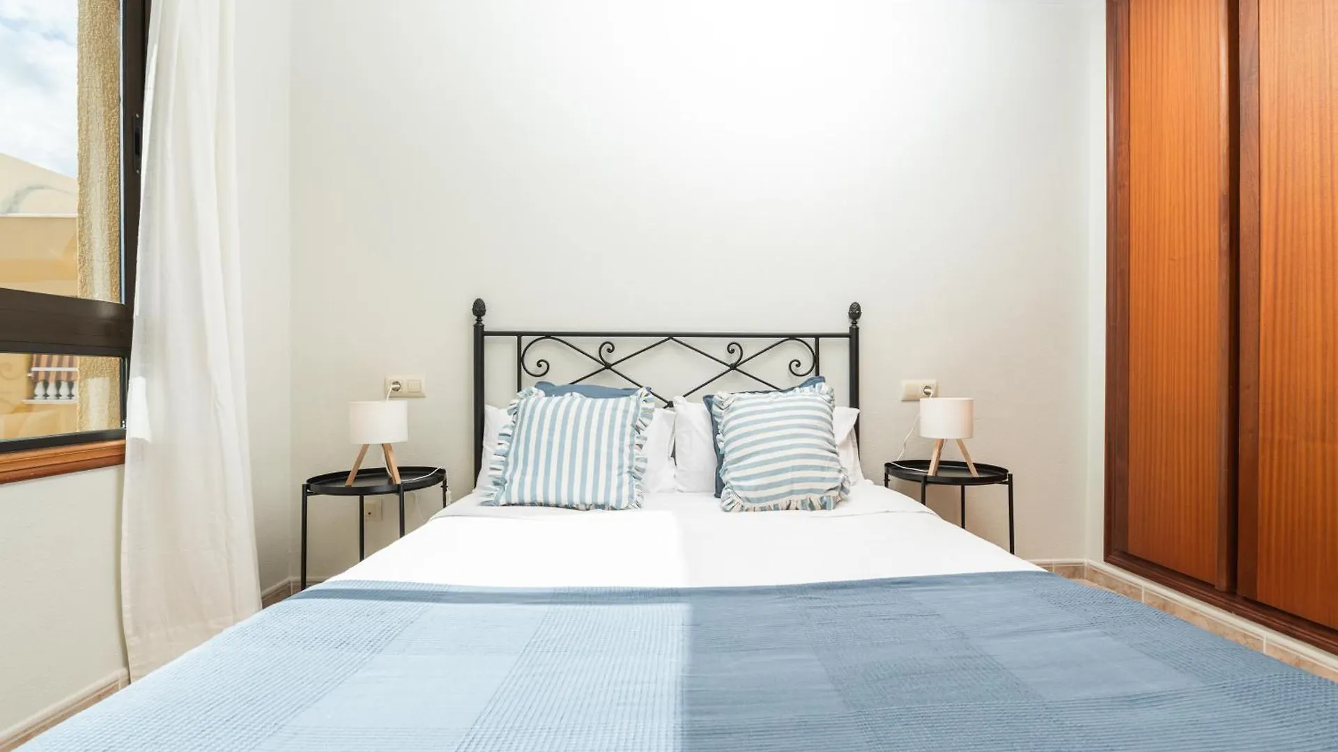 Las Olas - Coastal Escape With Charm & Comfort 엘메다노 아파트