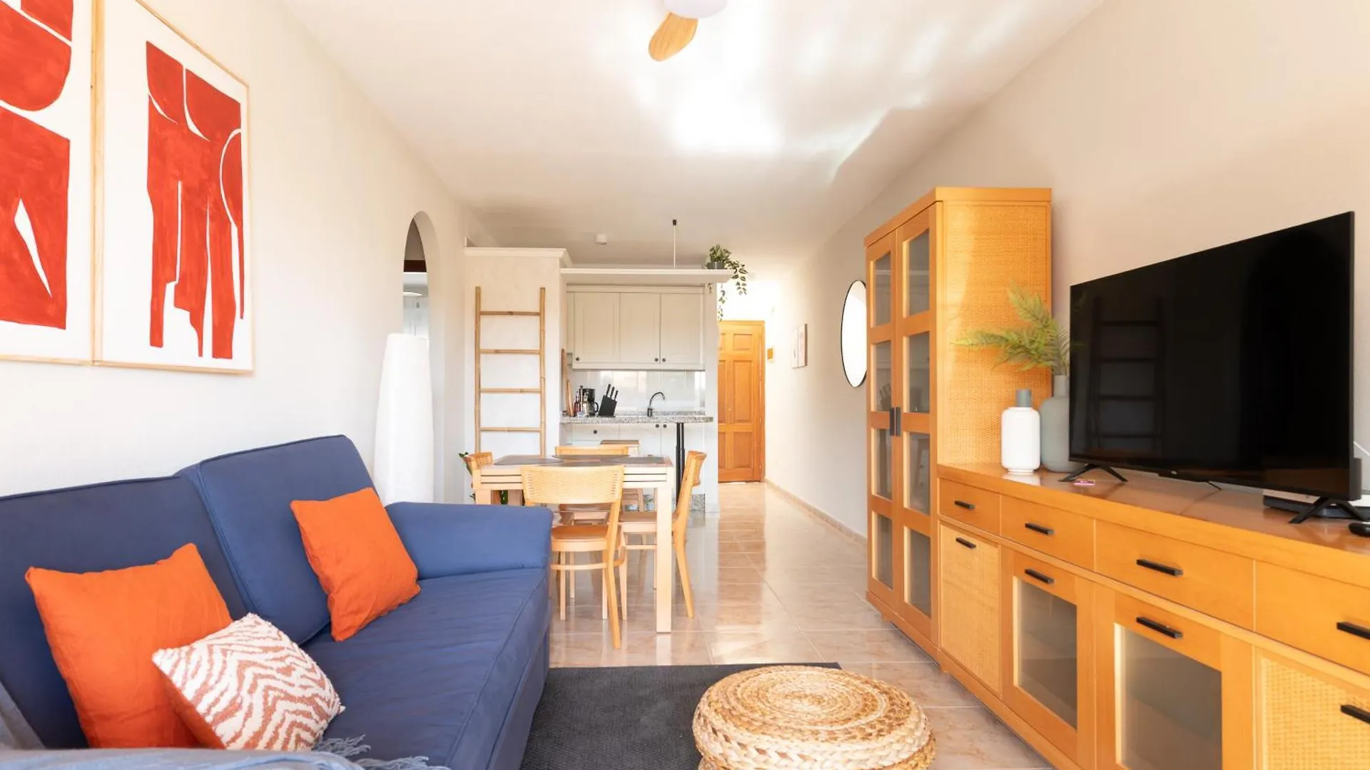 아파트 Las Olas - Coastal Escape With Charm & Comfort 엘메다노