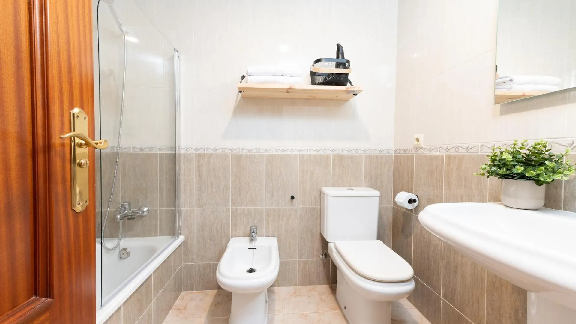 Las Olas - Coastal Escape With Charm & Comfort 엘메다노